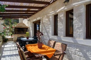 Outdoor dining - Stone and Wood Villa (Hersonissos)