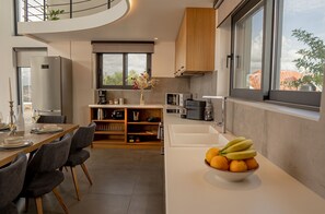 Fridge, microwave, oven, stovetop - Palmyra Villas Luxury (Kamilari)