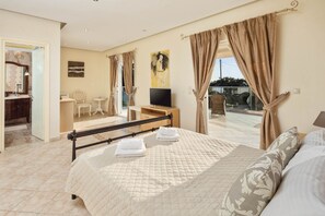 3 chambres, fer et planche à repasser, draps fournis