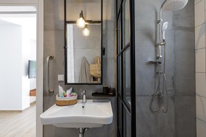Shower, hair dryer, towels - Eveland Accesible Villa 2 (Sfakaki)