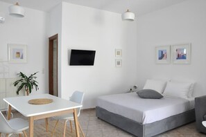 1 Schlafzimmer, Schreibtisch, Bügeleisen/Bügelbrett, Reisekinderbett