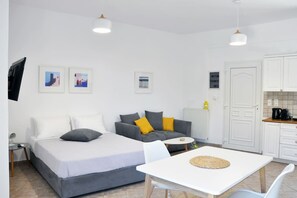 1 bedroom, desk, iron/ironing board, travel cot - Lala's - Superior Double Studio (Naxos)