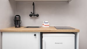 Cocina compacta con cafetera, caja de cápsulas de café y refrigerador PHILCO.