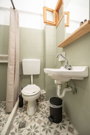Een douche, een haardroger, handdoeken
