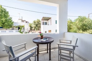 Outdoor dining - Hippocampus - Standard Triple Studio (Moutsouna)