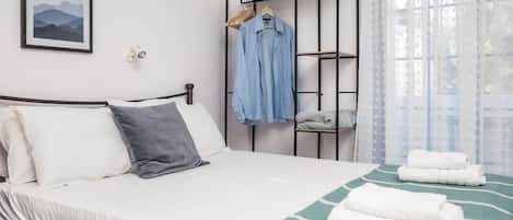 1 Schlafzimmer, Schreibtisch, Bügeleisen/Bügelbrett, Reisekinderbett