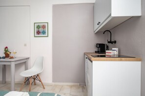 Fridge, microwave, coffee/tea maker, cookware/dishes/utensils - Hippocampus - Standard Triple Studio (Moutsouna)