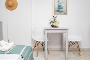 2 Schlafzimmer, Schreibtisch, Bügeleisen/Bügelbrett, Reisekinderbett