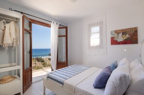 4 bedrooms, desk, iron/ironing board, travel cot - Apiliotis sunrise beach villa (Ligaridia)