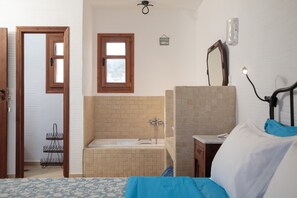 4 habitaciones, escritorio y tabla de planchar con plancha 