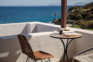 Outdoor dining - Apiliotis sunrise beach villa (Ligaridia)