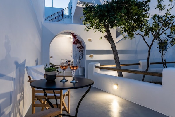 Outdoor dining - Arch Chora Home next to the Old Castle (Νάξος)