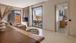 Una sala de estar moderna con una mesa de comedor de madera, sillas de mimbre y un gran ventanal corredizo que da a un espacio de comedor exterior.