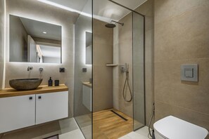 Een douche, een haardroger, handdoeken