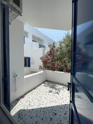 Property grounds - Zen Beach House in Tinos 2 (Tinos)