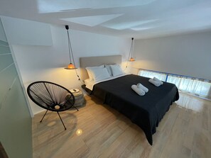 1 chambre, bureau, fer et planche à repasser, lit parapluie