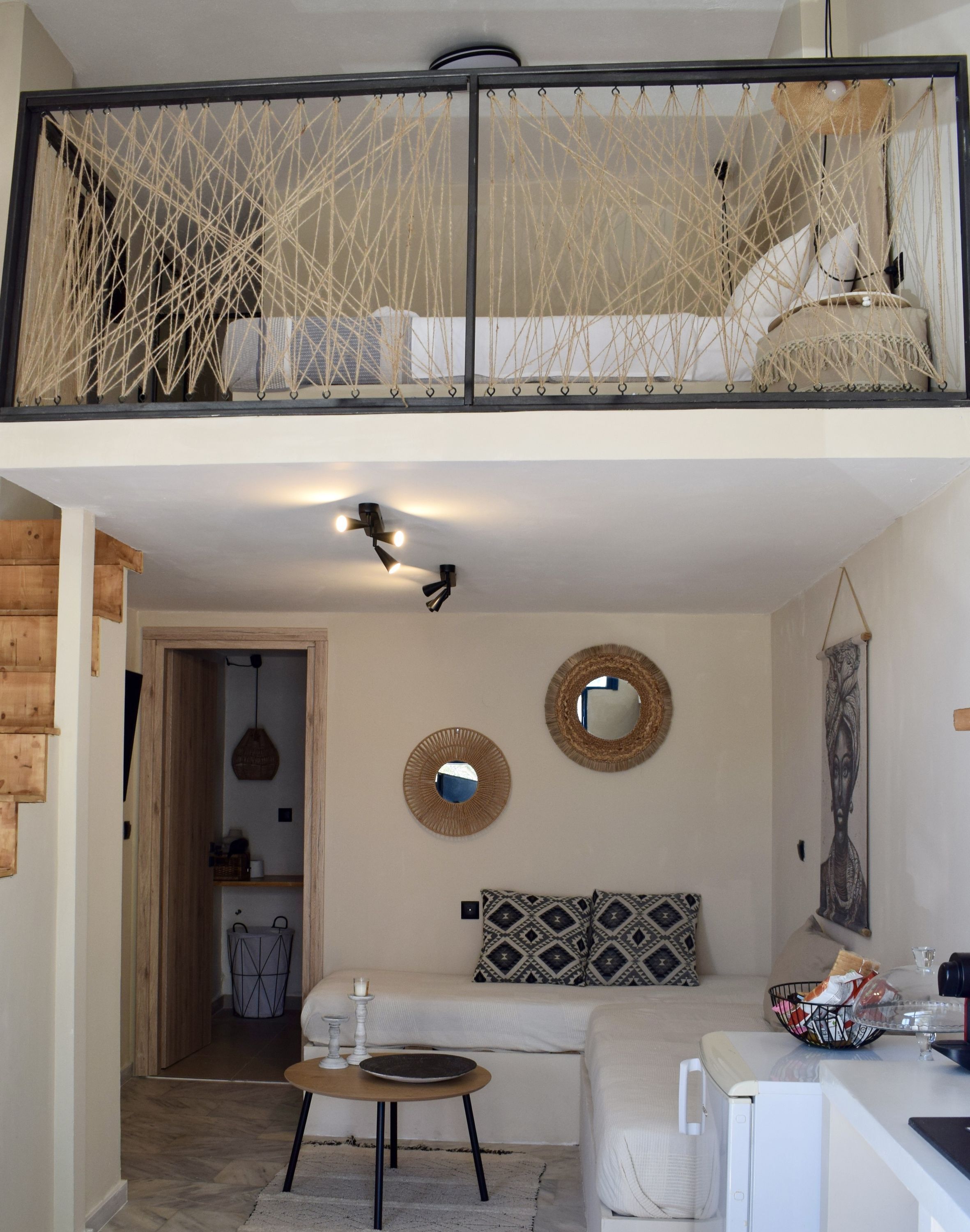 1 slaapkamer, een bureau, een strijkplank/strijkijzer, reisbedje