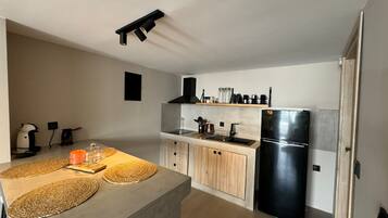Oven, coffee/tea maker, toaster