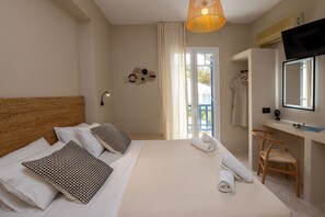 1 chambre, bureau, fer et planche à repasser, lit parapluie