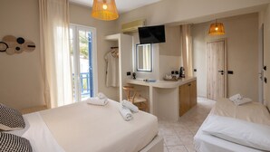 Une chambre d’hôtel avec deux lits, un bureau, une télévision et une salle de bain.
