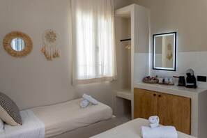 1 sovrum, skrivbord, strykjärn/strykbräda och resesäng