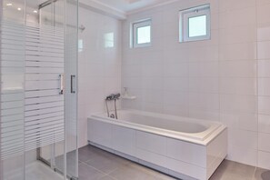 Shower, hair dryer, towels - Villa Erato  Periyali (Zakynthos)