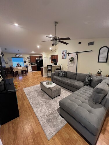 Florida Chill
Sunshine by Day, Fire Pit Nights — 3BR with AC in Winter Haven