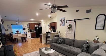 Florida Chill
Sunshine by Day, Fire Pit Nights — 3BR with AC in Winter Haven