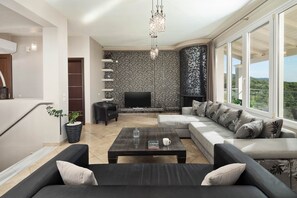 TV, fireplace - Villa Mediterranean View (Corfu)