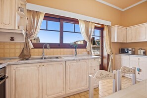 Fridge, microwave, oven, coffee/tea maker - Artistic Apartment in Chania (Chania)