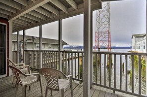 Property grounds - Riverfront Astoria Condo on Pier, Walk Everywhere (Astoria)