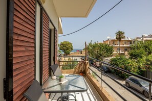 Outdoor dining - Seafront Apartment in Chania 7 (Chania)