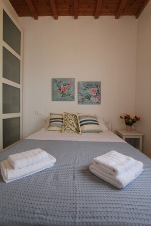 2 bedrooms, desk, iron/ironing board, travel crib - Villa Rouvis with outdoor Hot Tub (Ligaridia)