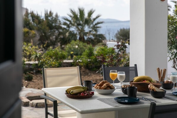 Outdoor dining - Sunset Beach house with two bedrooms (Stelida)