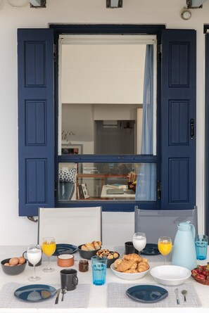 Outdoor dining - Sunset Beach house with two bedrooms (Stelida)