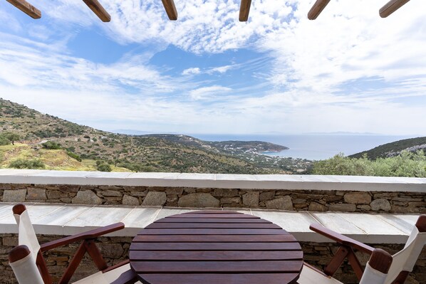Outdoor dining - Bougainvillea - Mirsini Apartments in Sifnos (Βαθύ)