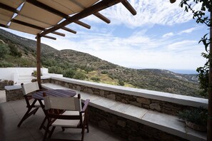 Outdoor dining - Bougainvillea - Mirsini Apartments in Sifnos (Βαθύ)