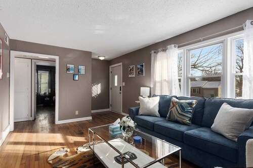 No Stairs-2BR:King Beds,Near Shops;Family friendly