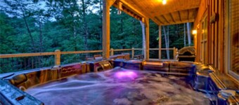 Moonlight Creek Cabin, 3 miles to downtown, luxury cabin, sleeps 10