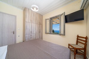 3 bedrooms, iron/ironing board, travel cot, bed sheets - Villa Onera in Vlachata (Vlachata)