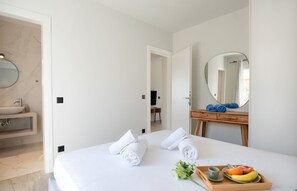 2 habitaciones, tabla de planchar con plancha y cuna de viaje 