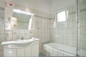 Dusche, Haartrockner, Handtücher