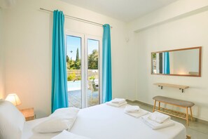 3 bedrooms, desk, iron/ironing board, travel cot - Villa Kambos Saint Stephanos (Corfu)