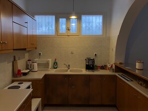 Refrigerador, horno, parrilla de estufa y utensilios de cocina 