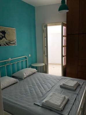 2 bedrooms, desk, iron/ironing board, free WiFi - Cozy and peaceful apartment in the center of Naxos (Naxos)