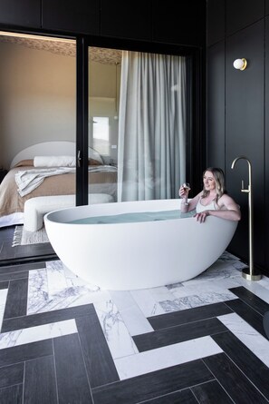 Unclassified image, 3 of 15, button - Barefoot Luxury, Romantic Escapes, Outdoor Bath with a view, Rolling hills (Carlton River)