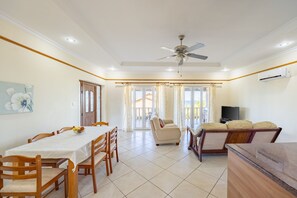 TV, books, offices - Pomos Harbour View Villa (Pachyammos)