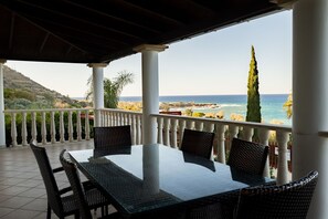 Outdoor dining - Pomos Harbour View Villa (Pachyammos)