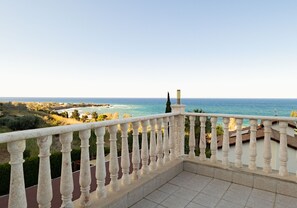 Property grounds - Pomos Harbour View Villa (Pachyammos)