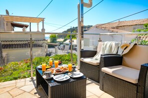 Outdoor dining - Porto Saint Stephanos (Άγιος Στέφανος)